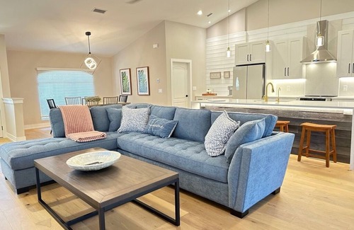 Venice Gardens House | SunCoast Garden Family Retreat-Beautiful Vacation Home with Heated Pool. nnn