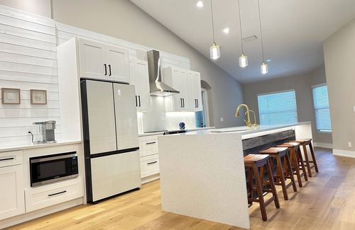Venice Gardens House | SunCoast Garden Family Retreat-Beautiful Vacation Home with Heated Pool. nnn