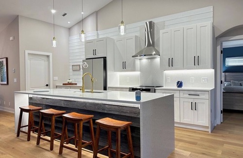 Venice Gardens House | SunCoast Garden Family Retreat-Beautiful Vacation Home with Heated Pool. nnn