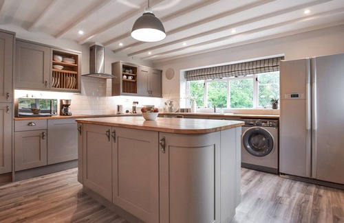 Banbury Cottage | Suncroft - sleeps 8 guests in 3 bedrooms