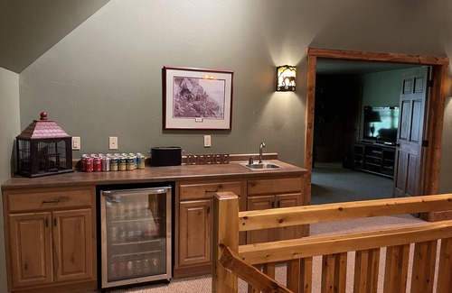 Stahlstown House | SUNDANCE, 6 Bedroom Mountain Retreat, Close to Ski Resorts. Relax and Recharge