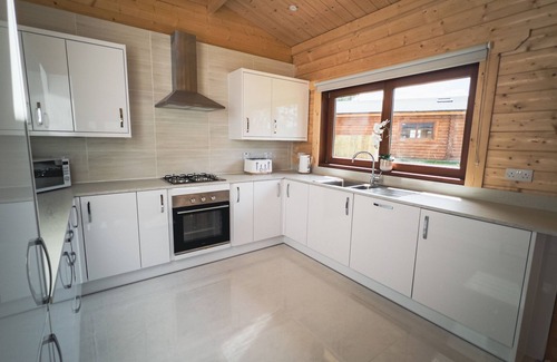 Morpeth Apartment | Sundance Lodge - Spacious Lodge - Hot Tub!