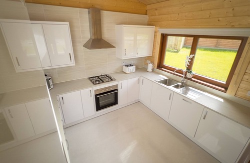 Morpeth Apartment | Sundance Lodge - Spacious Lodge - Hot Tub!