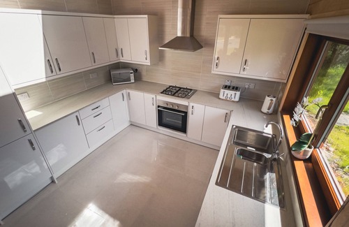 Morpeth Apartment | Sundance Lodge - Spacious Lodge - Hot Tub!