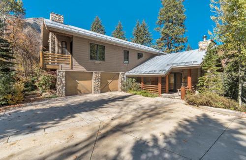 Sundance House | Sundance Splendor- 5-Bed Cabin Oasis with Majestic Mountain Views