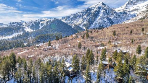 Sundance House | Sundance Splendor- 5-Bed Cabin Oasis with Majestic Mountain Views