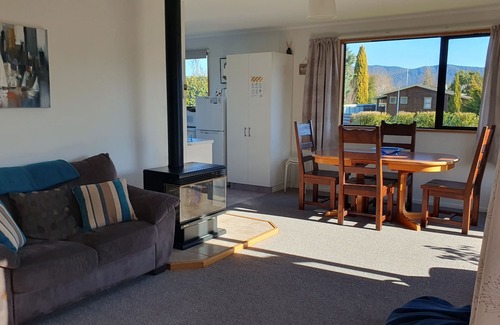 Te Anau House | SUNDAZE RISE -Welcome to a kiwi slice of heaven-Warm sunny 2 bed home