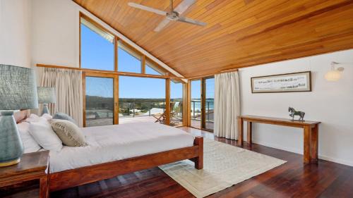 Emerald Beach House | Sundecks - Walk to Beach and Cafes, Accessible, Family Friendly