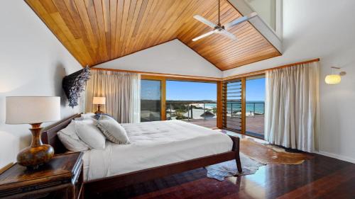 Emerald Beach House | Sundecks - Walk to Beach and Cafes, Accessible, Family Friendly