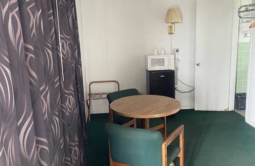 Burnet Hotel | Sundown Inn