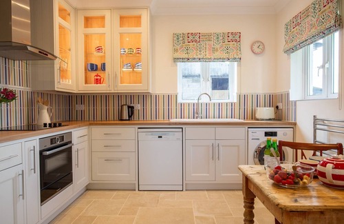 Chipping Campden Cottage | Sundown Lodge - sleeps 4 guests in 1 bedroom, Weston Subedge
