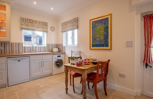 Chipping Campden Cottage | Sundown Lodge - sleeps 4 guests in 1 bedroom, Weston Subedge