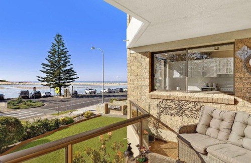 The Entrance Apartment | Sundowner Apartment 2 - Take in the Views