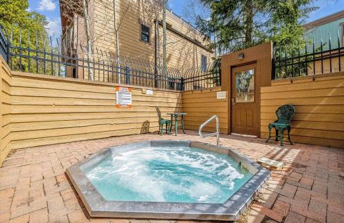Four O'Clock Apartment | Sundowner II 201 condo