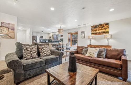 Four O'Clock Apartment | Sundowner II 201 condo