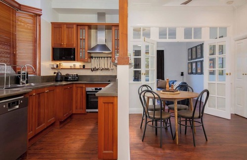 Highfields House | Sunfields Garden Hideaway between Beaches and CBD