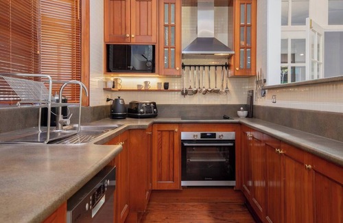 Highfields House | Sunfields Garden Hideaway between Beaches and CBD