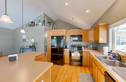 Deadwood House | SUNFLOWER CABIN- 3 Bedroom house located close to Deadwood on paved roads!