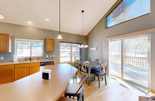 Deadwood House | SUNFLOWER CABIN- 3 Bedroom house located close to Deadwood on paved roads!