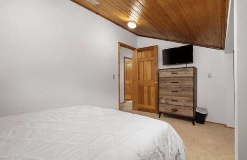 Benzonia Cabin | Sunflower Cabin - Pet Friendly - 2 Story Log Cabin sleeps 10 people in close proximity to amenities