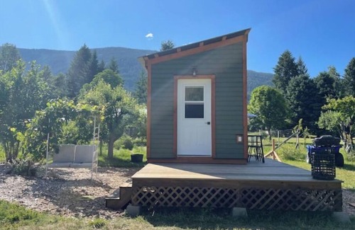 Crescent Valley Cottage | Sunflower Cottage - a walk away to the waterfall or beach