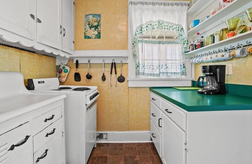 Birdsnest Cottage | Sunflower Cottage - Waterfront; Outdoor shower!