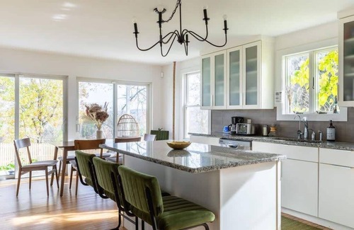 Athens House | Sunflower Farmhouse - Stylish & Sleeps 12!