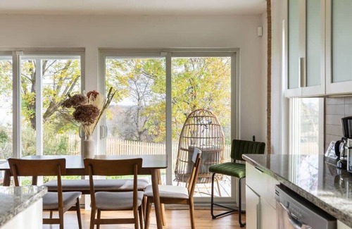 Athens House | Sunflower Farmhouse - Stylish & Sleeps 12!