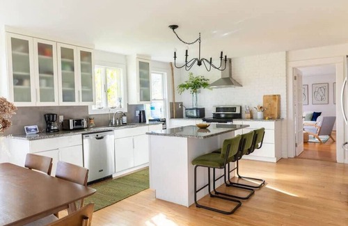 Athens House | Sunflower Farmhouse - Stylish & Sleeps 12!