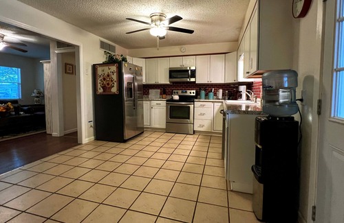 San Angelo House | Sunflower House - Large Covered Patio & Great Family Spaces - Centrally Located