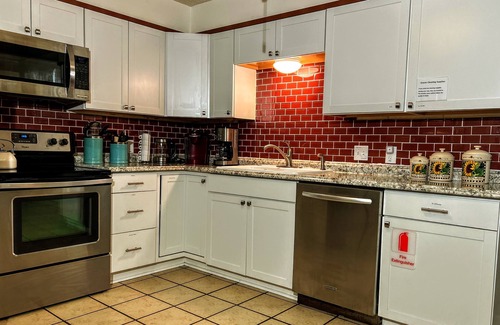 San Angelo House | Sunflower House - Large Covered Patio & Great Family Spaces - Centrally Located