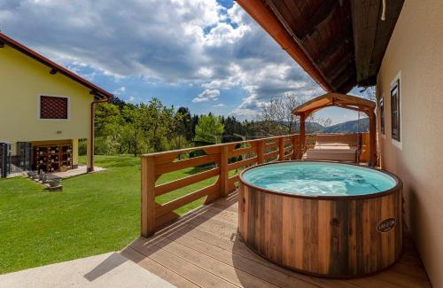 Paka House | Sunflower House with Jacuzzy and Sauna