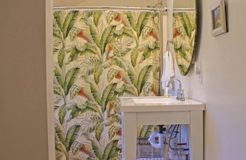 Charlevoix Bed & Breakfast | Sunflower Inn Bed & Breakfast - Plumeria Room