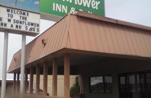 Garden City Hotel | Sunflower Inn & Suites - Garden City