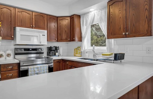 Historic Old Town House | Sunflower Manor; Your Wine Country Family Retreat