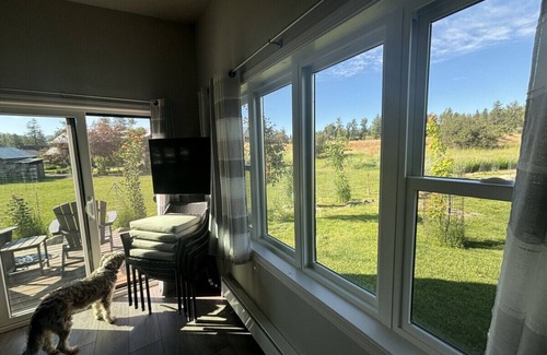 Winthrop House | Sunflower Resort Arnica Cabin with its K/Q bed config. is in ultra-quiet Winthrop South community, with a 5 minute walk to downtown on the pedestrian trail.