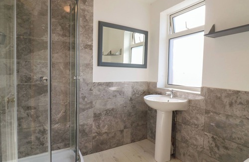 Earls Barton Cottage | SUNFLOWER, romantic, character holiday cottage in Northampton