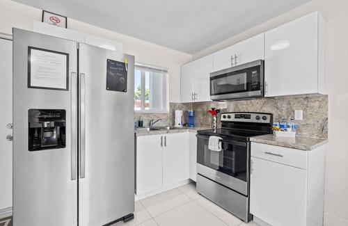 Gladeview House | SunflowerMIA-Private Turf Patio-Grill-Mins2Wynwood