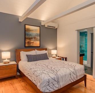 Salt Spring Island Bed & Breakfast | Sungate on Salt Spring - Luxurious Suite with Cedar Hot Tub & View