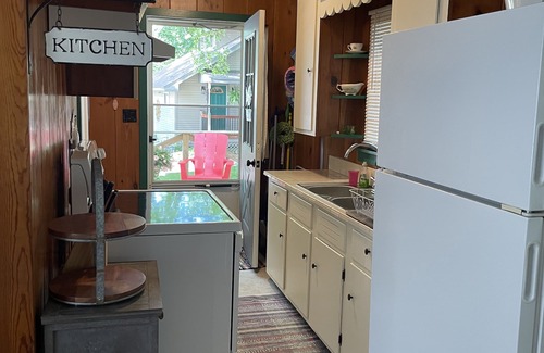 Gowen House | Sunglo Sunset Bungalow~Across from Lincoln Lake!