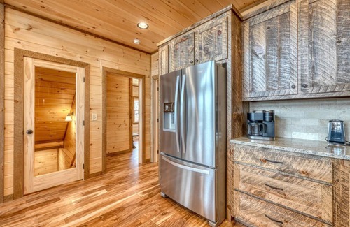 Cherry Log Cabin | Sunglow Mt Vista - Pet friendly-Mountain View- Hottub-