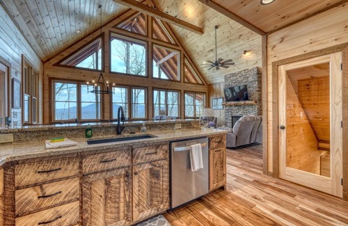 Cherry Log Cabin | Sunglow Mt Vista - Pet friendly-Mountain View- Hottub-