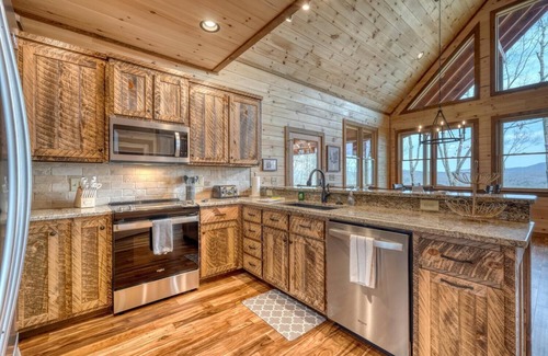 Cherry Log Cabin | Sunglow Mt Vista - Pet friendly-Mountain View- Hottub-