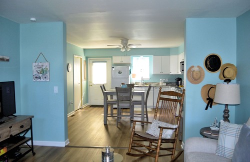 Deep Hole House | Sunkissed Bliss - 2BR Townhouse - Close to Beach, NO LINENS