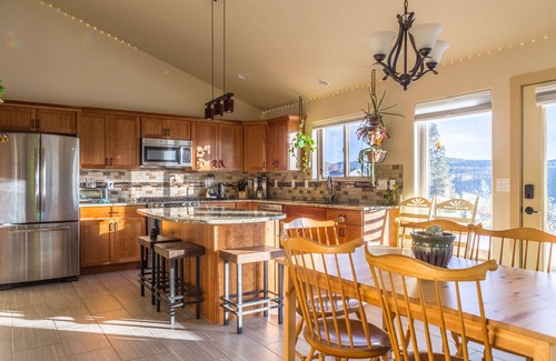 Nederland House | SunKissed Modern Home, Hot tub