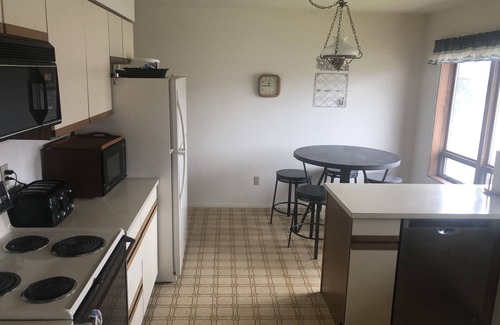 Sunland Estates House | Sunland Home Sleeps 10 adults. nMinutes to Concerts at the Gorge!