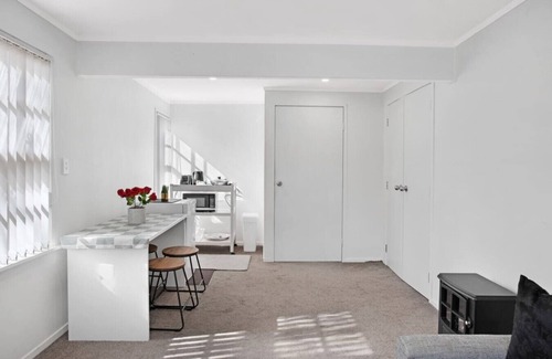 Greenlane - Ellerslie House | Sunlit Glow Spacious 5BR Home on Ladies Mile