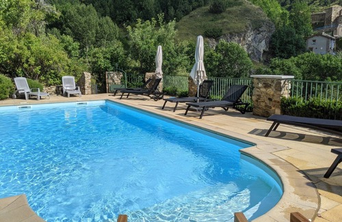 Llo Ski Chalet | Sunlight and quiet. Mountains, thermal baths and pool in summer. Panoramic view.