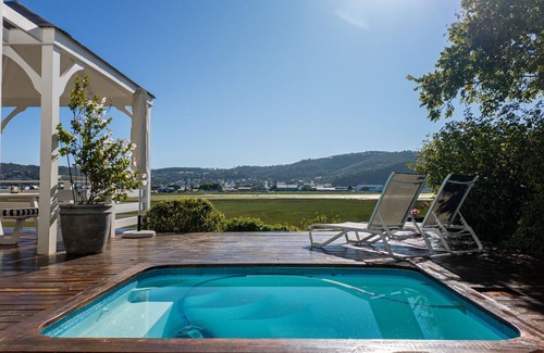 Knysna Central House | Sunlit 3-bedroom house in a secure marina estate in Knysna