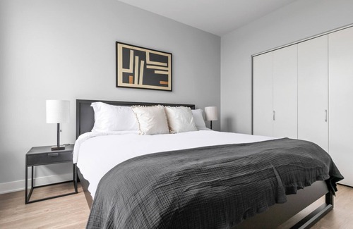 Arlington Heights Apartment | Sunlit Arlington Heights 1BR w/ Gym & W/D, near I-90, by Blueground